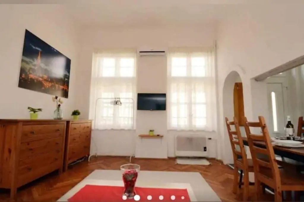 Gallery Flat In Party District Budapest