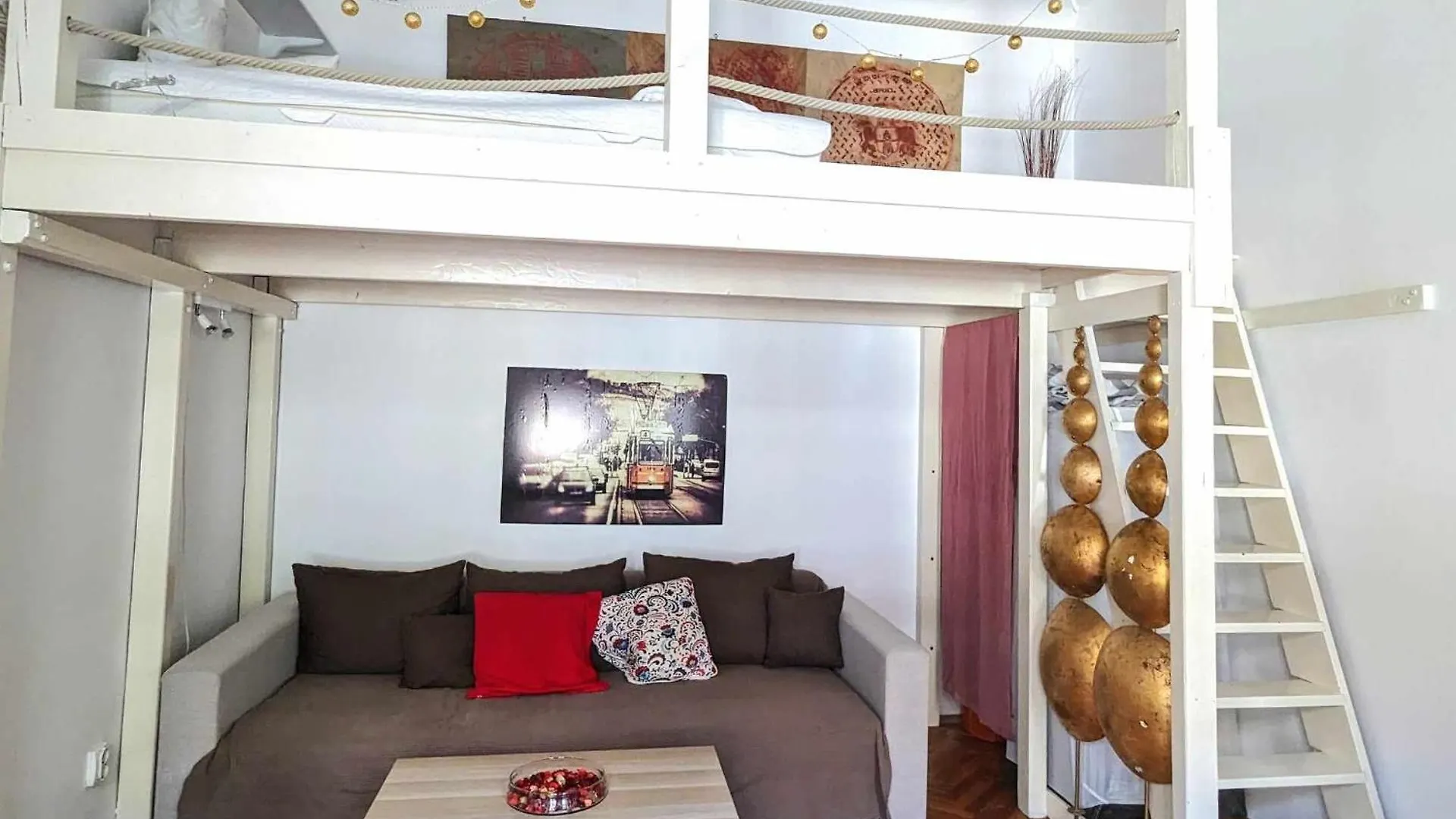 Gallery Flat In Party District Budapest